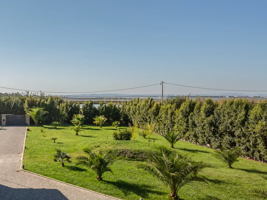Moradia Isolada em Sarilhos Grandes com Vista para o Rio e Jardim Privado - Image 83
